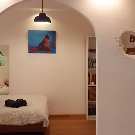 A Beautiful Two-room Art-apartment With A Large Bathtub Smart Tv 100 Channel Netflix Very Fast Internet 600mbs1gbs For 1-3 Guests Apartamento Varsóvia