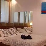 A Beautiful Two-room Art-apartment With A Large Bathtub Smart Tv 100 Channel Netflix Very Fast Internet 600mbs1gbs For 1-3 Guests Апартаменты Варшава