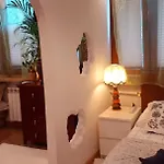 A Beautiful Two-room Art-apartment With A Large Bathtub Smart Tv 100 Channel Netflix Very Fast Internet 600mbs1gbs For 1-3 Guests *