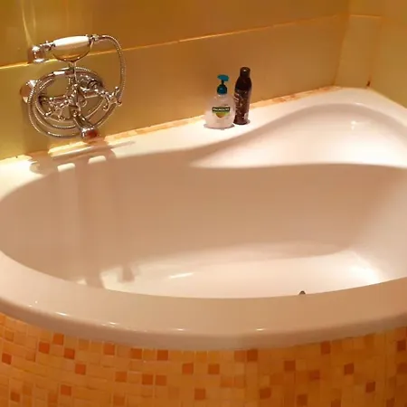A Beautiful Two-room Art-apartment With A Large Bathtub Smart Tv 100 Channel Netflix Very Fast Internet 600mbs1gbs For 1-3 Guests Daire