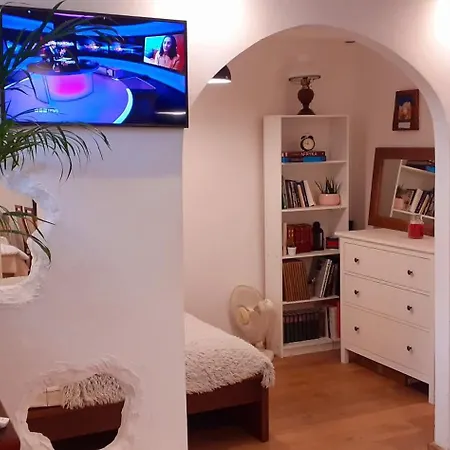 A Beautiful Two-room Art-apartment With A Large Bathtub Smart Tv 100 Channel Netflix Very Fast Internet 600mbs1gbs For 1-3 Guests *