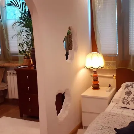 Artistic Haven: Cozy Two-room With Smart Entertainment *