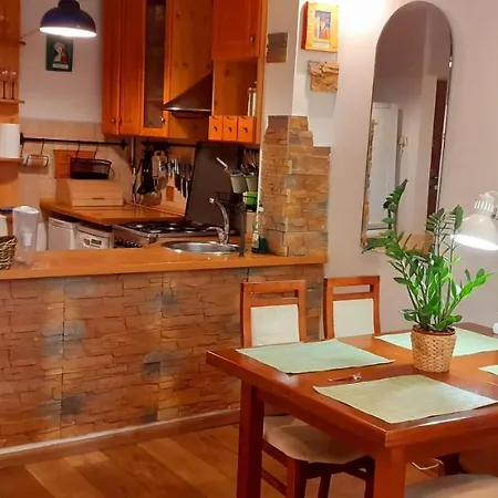 A Beautiful Two-room Art-apartment With A Large Bathtub Smart Tv 100 Channel Netflix Very Fast Internet 600mbs1gbs For 1-3 Guests *