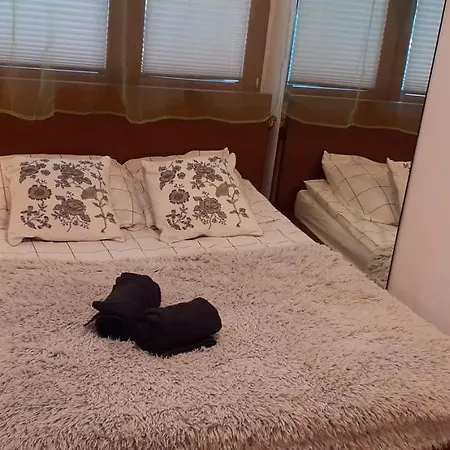 Apartment Artistic Haven: Cozy Two-room With Smart Entertainment