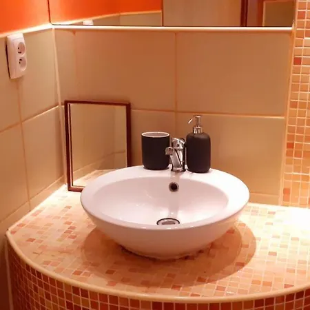 A Beautiful Two-room Art-apartment With A Large Bathtub Smart Tv 100 Channel Netflix Very Fast Internet 600mbs1gbs For 1-3 Guests *