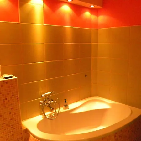 Appartement A Beautiful Two-room Art-apartment With A Large Bathtub Smart Tv 100 Channel Netflix Very Fast Internet 600mbs1gbs For 1-3 Guests