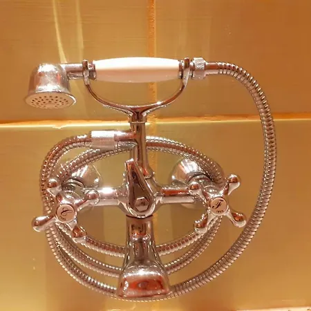 A Beautiful Two-room Art-apartment With A Large Bathtub Smart Tv 100 Channel Netflix Very Fast Internet 600mbs1gbs For 1-3 Guests Varsó