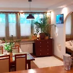 شقة A Beautiful Two-room Art-apartment With A Large Bathtub Smart Tv 100 Channel Netflix Very Fast Internet 600mbs1gbs For 1-3 Guests