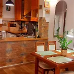 A Beautiful Two-room Art-apartment With A Large Bathtub Smart Tv 100 Channel Netflix Very Fast Internet 600mbs1gbs For 1-3 Guests *