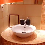 A Beautiful Two-room Art-apartment With A Large Bathtub Smart Tv 100 Channel Netflix Very Fast Internet 600mbs1gbs For 1-3 Guests *