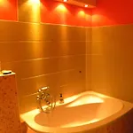 شقة A Beautiful Two-room Art-apartment With A Large Bathtub Smart Tv 100 Channel Netflix Very Fast Internet 600mbs1gbs For 1-3 Guests