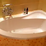 A Beautiful Two-room Art-apartment With A Large Bathtub Smart Tv 100 Channel Netflix Very Fast Internet 600mbs1gbs For 1-3 Guests شقة