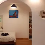 A Beautiful Two-room Art-apartment With A Large Bathtub Smart Tv 100 Channel Netflix Very Fast Internet 600mbs1gbs For 1-3 Guests شقة وارسو