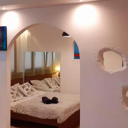 شقة A Beautiful Two-room Art-apartment With A Large Bathtub Smart Tv 100 Channel Netflix Very Fast Internet 600mbs1gbs For 1-3 Guests *